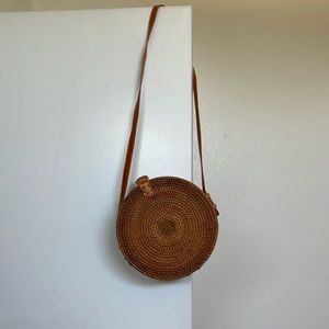 Round rattan shoulder bag